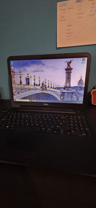 Laptop Dell-intel i3, placa video dedicata , Windows  10.