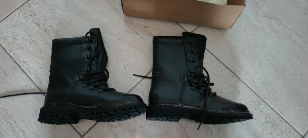 2 Perechi Bocanci militari