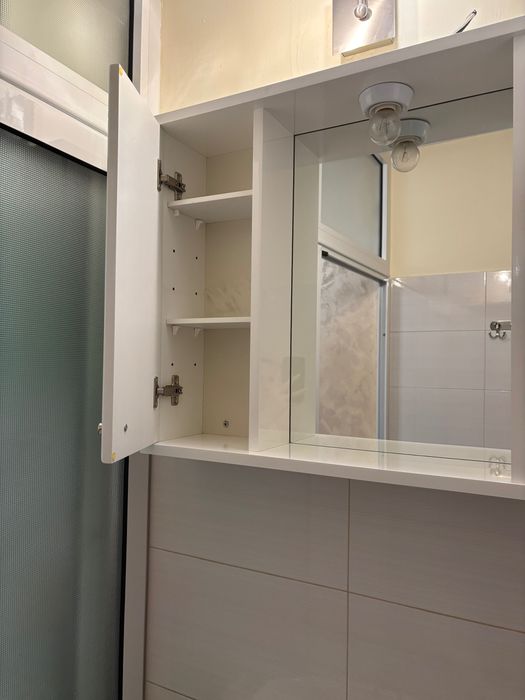 Горен шкаф за баня с огледало и осветление