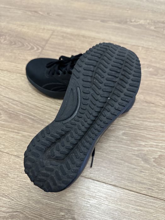 Кроссовки спортивные