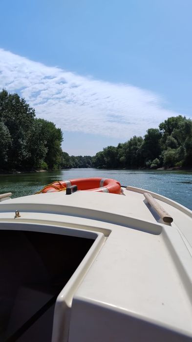Barca Beneteau semicabinata cu peridoc Ellebi