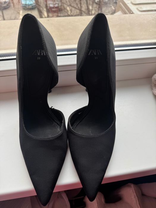 Vând pantofi Zara , sunt în stare foarte bună pe față . Au 2 purtari