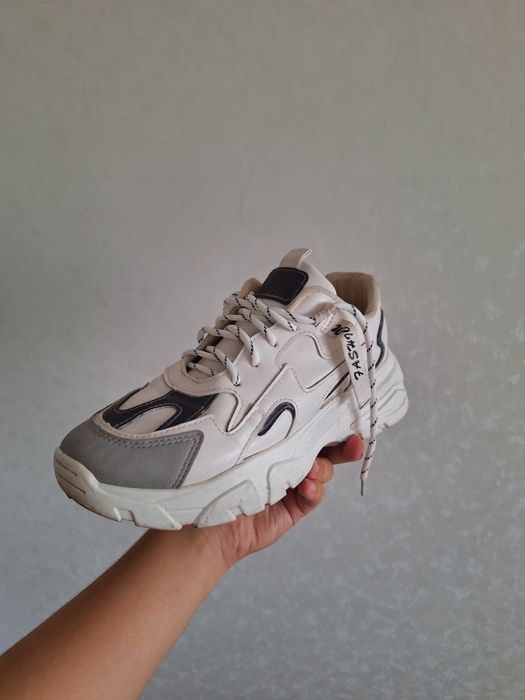 Женские белые кроссовки