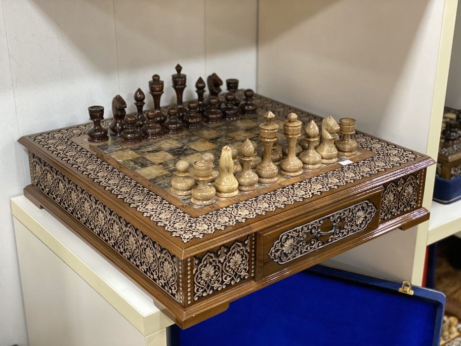 Шахматы / shaxmat /из натурального ореха, резьба по дереву
