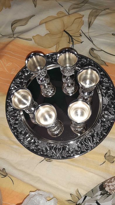 Set argintat compus din 6 pahare si tavita