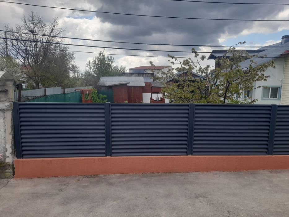 Construim garduri și porți stil jaluzea șipcă metalică tablă cutată
