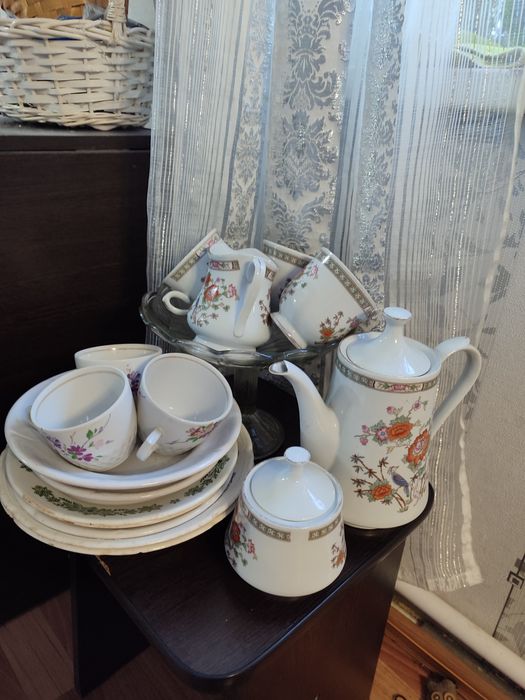 Чайный сервиз,тарелки, приборы