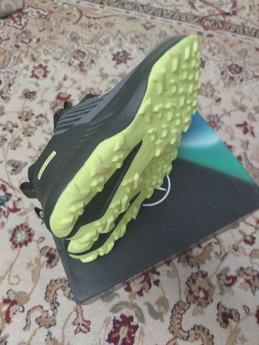 Продам трекинговые кроссовки