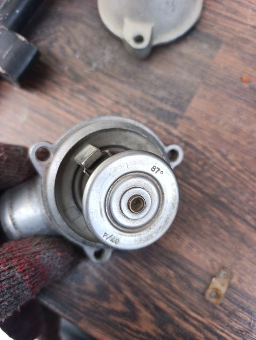 Термостат на Мерседес. 111 мотор, 2.3