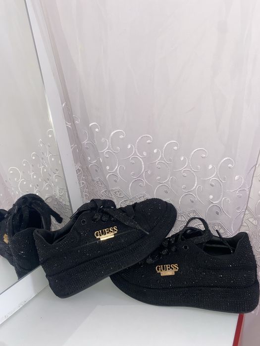 Adidași Guess numărul 37/38