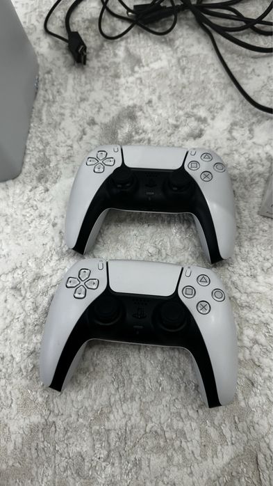 Продам Пс 5 слим с дисководом 2 джойстика