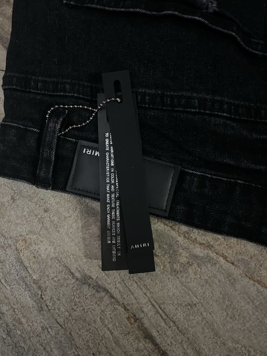 Blugi amiri cu pietre sclipicioase.