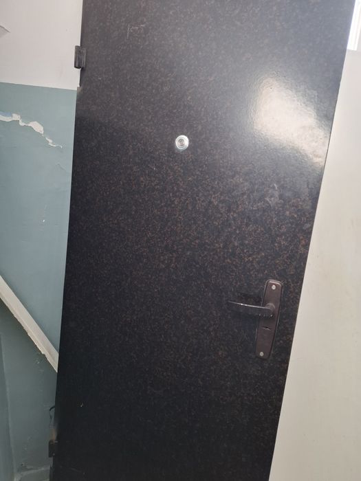 Продам железную дверь