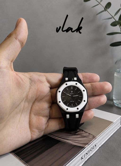 Чисто нов часовник Audemar Piguet x Swatch Royal Pop