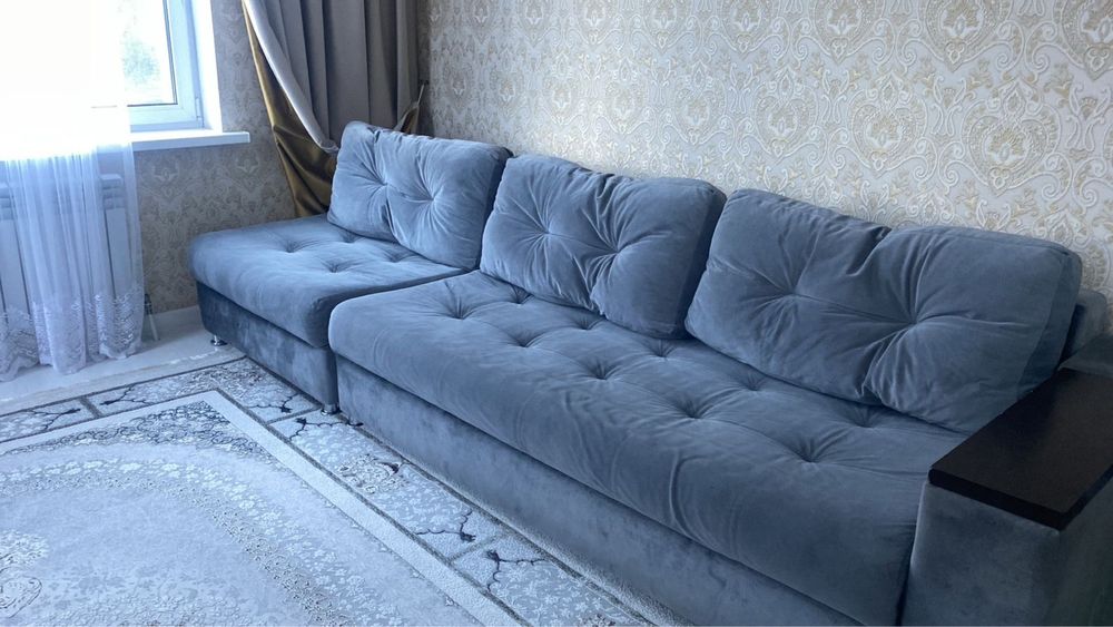 Большой удобный диван