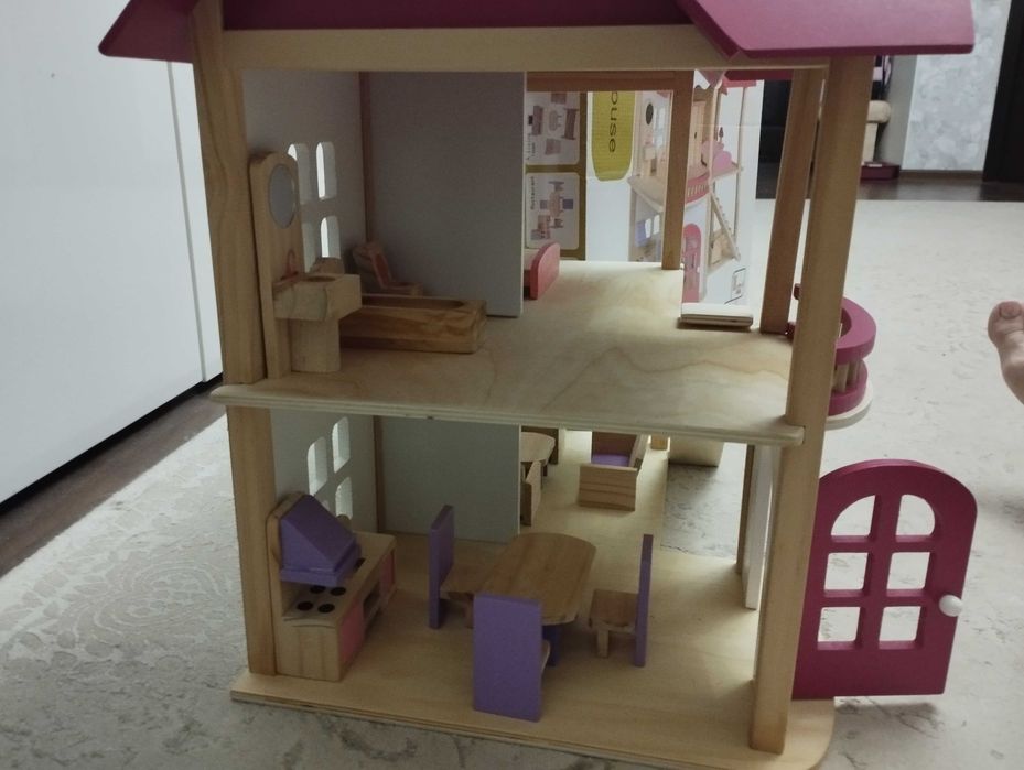 Розовый домик для кукол