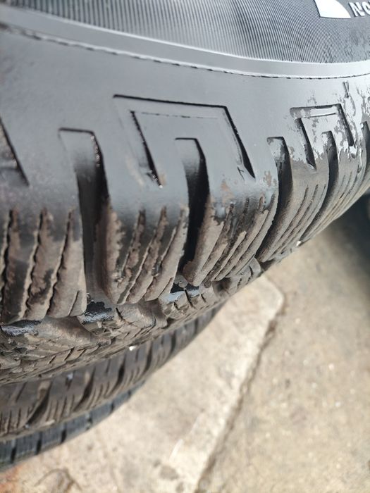 Vând cauciucuri 2 dimensiuni