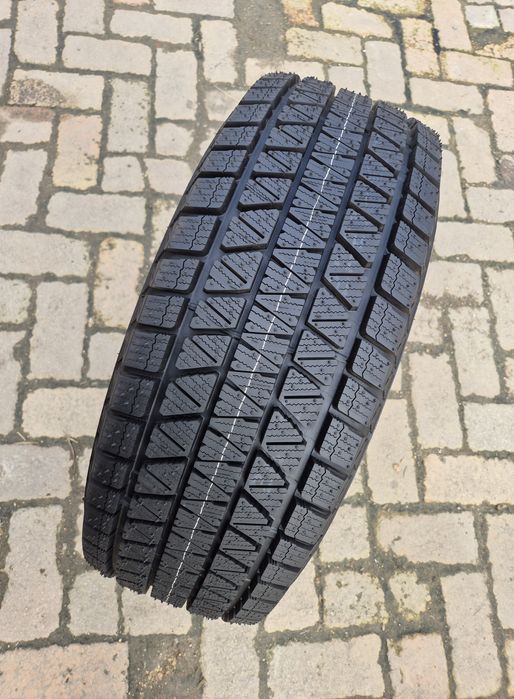 O bucată 265/70 R15 M+S iarnă - una Bridgestone