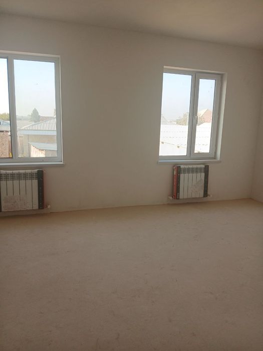 Uy sotiladi. Yangi qurilgan. Yoshlik ko'chada shashlik sitini orqasida