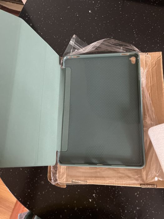 Чехол для IPhad 9.7.Новый.