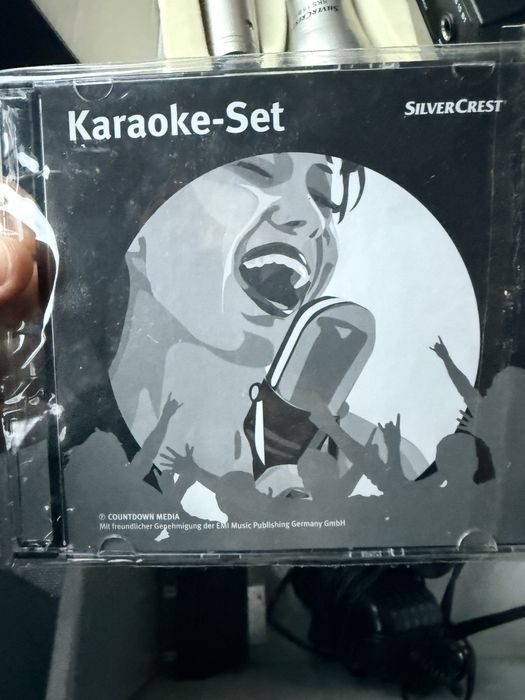 Mixer karaoke cu 2 microfoane- folosit, ca nou, in cutie