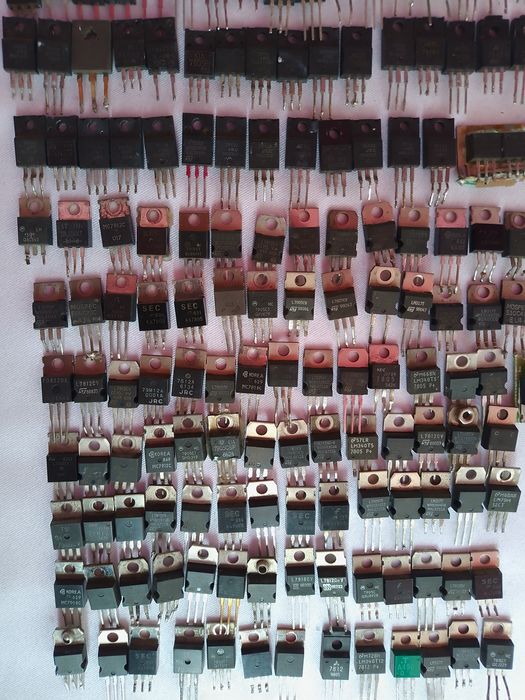 Lot de peste 400 bucăți diode si regulatoare de tensiune