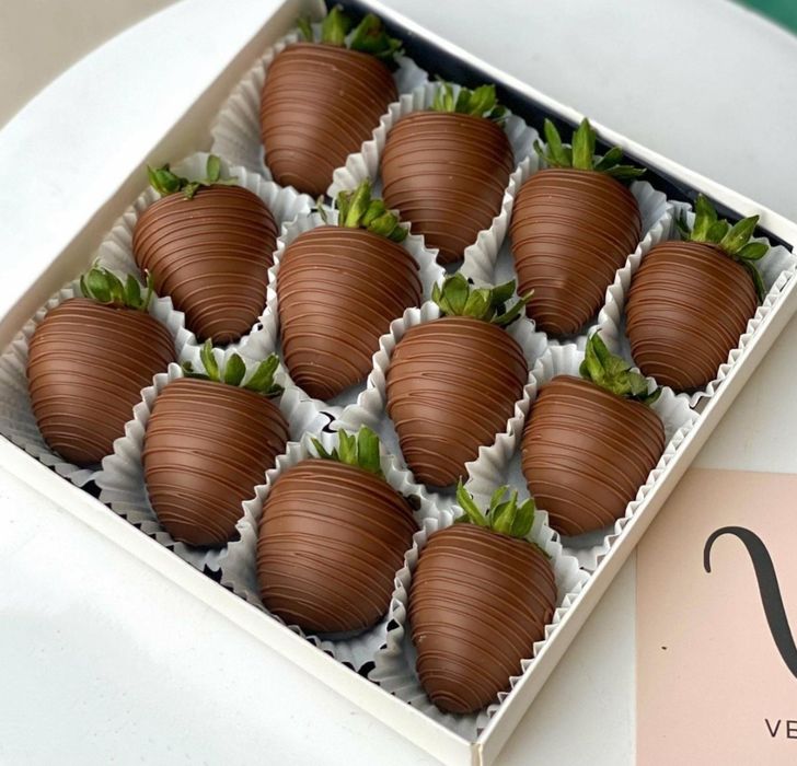 Клубника, банан, финики в шоколаде