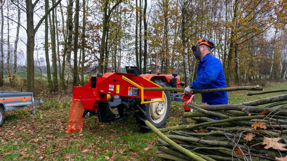 Tocător crengi R-100  dupa tractor pentru lemn de foc