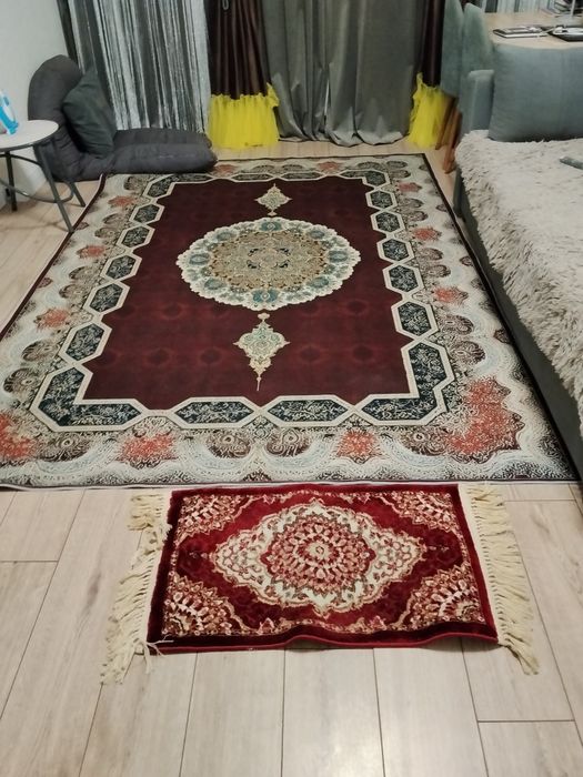 Срочно продам в отличном состояни прорезиненные 2-3 ковер и бонус ковр