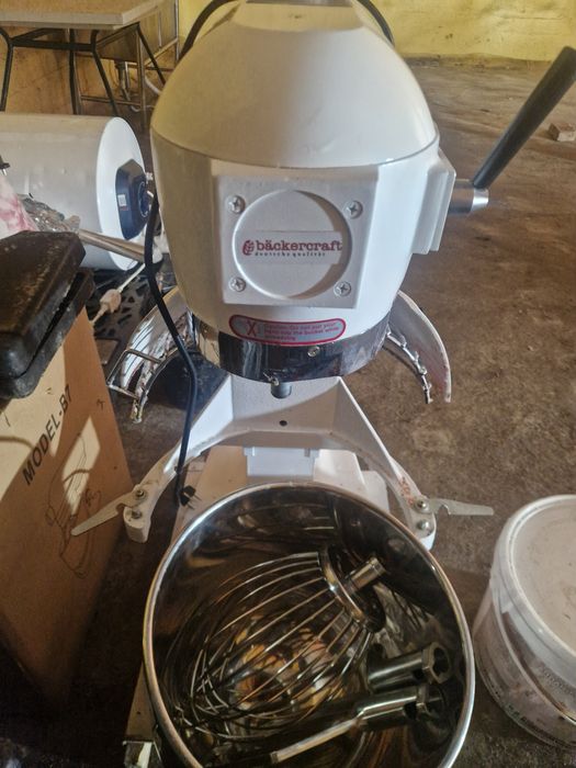 Продам печь , 2 миксера, и мойку