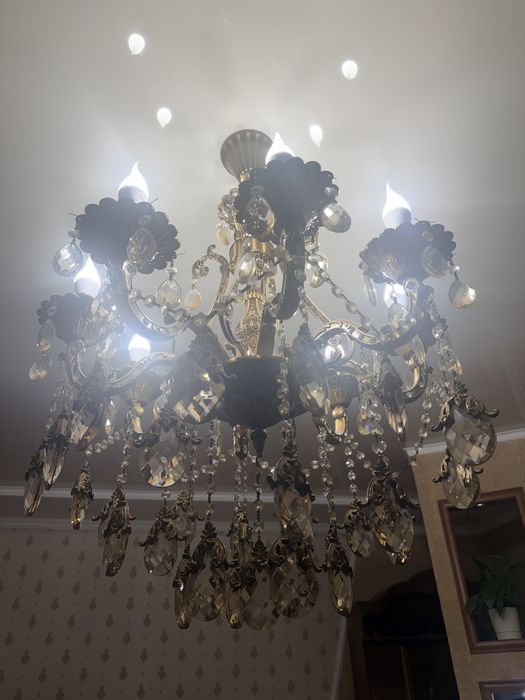 Продам красивую люстру для гостинной