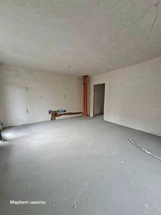 Три стаи с бокс, Езикова гимназия