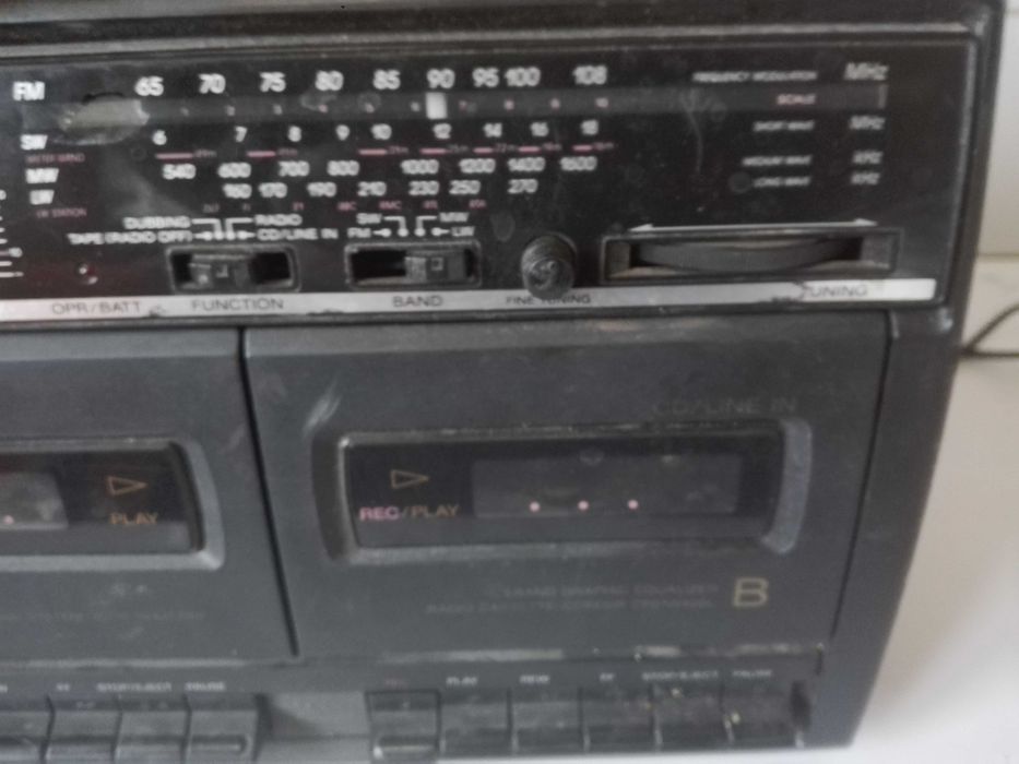 Радиокасетофон SONY и стари възрожденски пръстени.