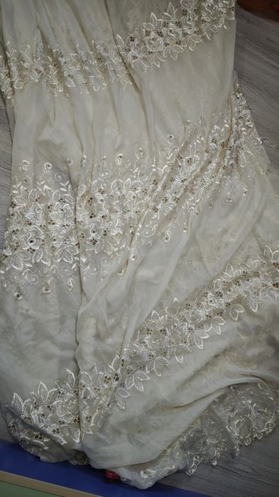 Продам тюль кремовый цвет