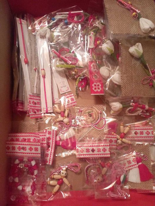 Мартеници, гривни общо 170 бр