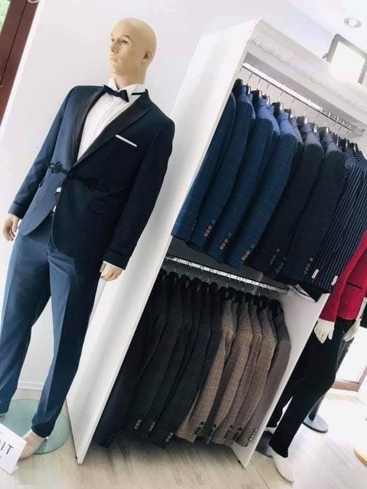 Vând un stoc en-gross de costume bărbați