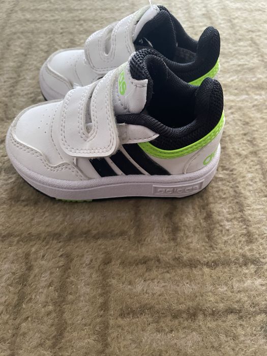 Adidasi adidas pentru bebeusi in stare impecabila