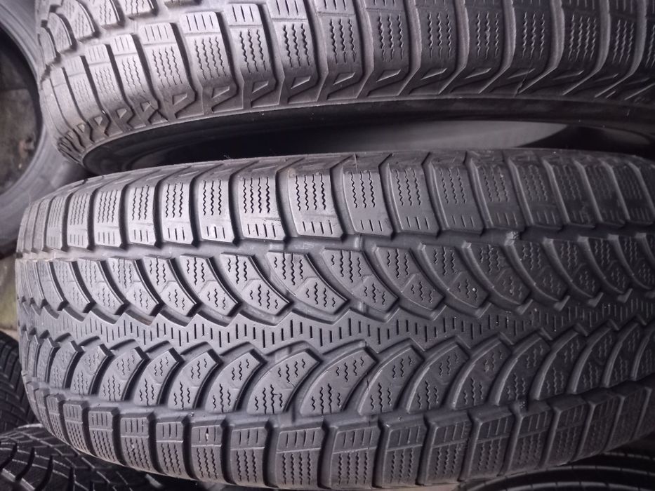 225/65r17 iarnă 2 bucăți marca Bridgestone, preț 190 lei bucata