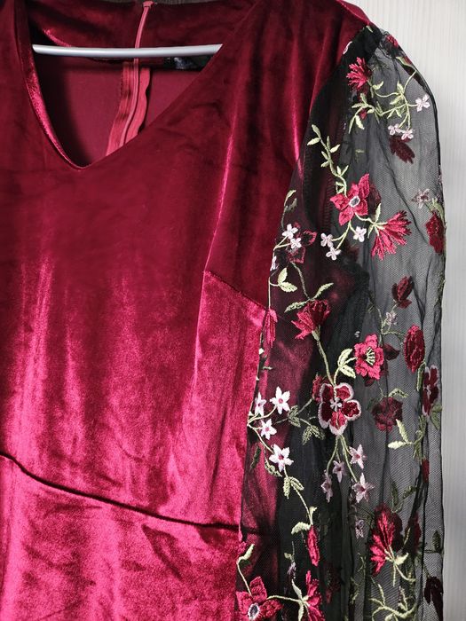 Rochie catifea roșie cu mâneci brodate