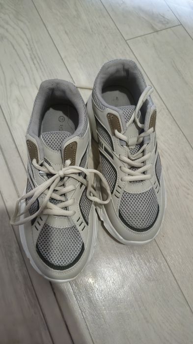 Продам кроссовки