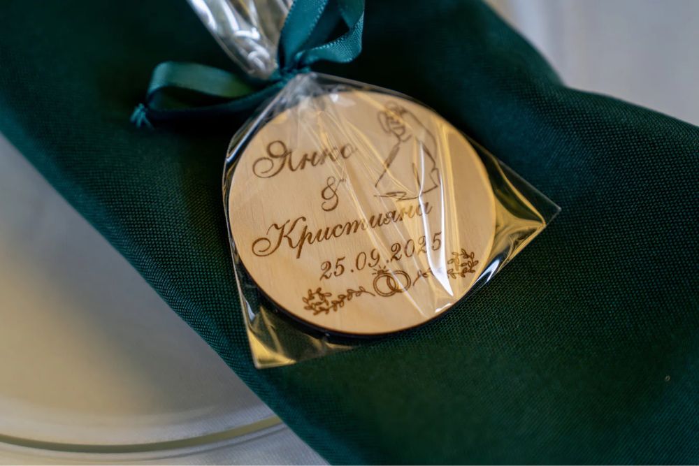 Гравирани дървени магнити за поводи