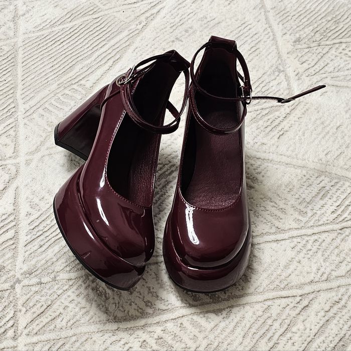 Бордовые туфли с каблуком