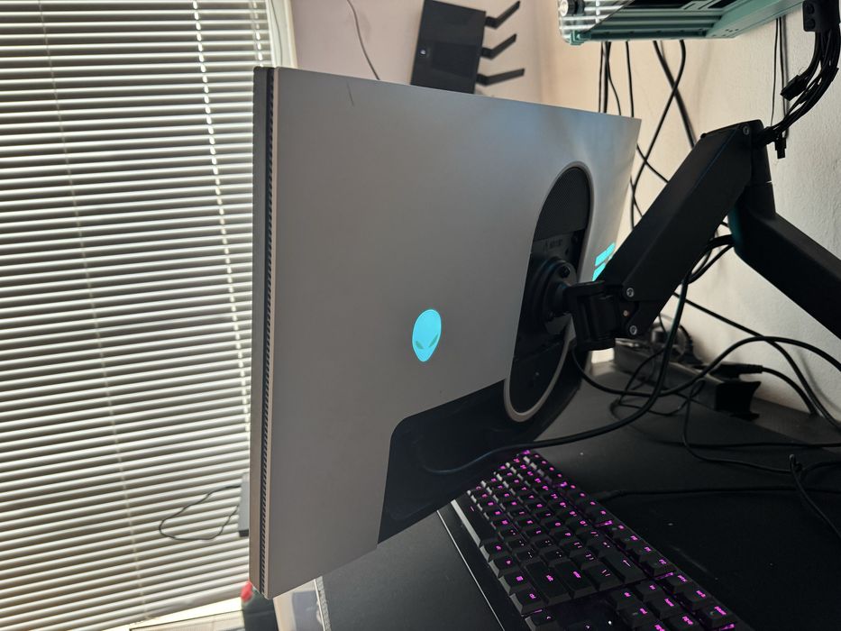 Alienware AW2723DF 1440p 280 hz + подарък видео карта Rx 570