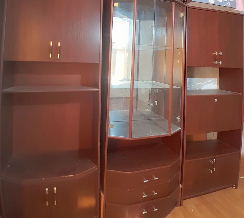 Сервант қасында тағы пеналы бар .