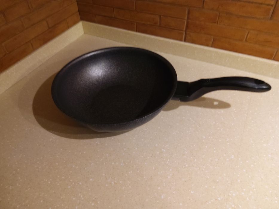 Продам сковородку вок