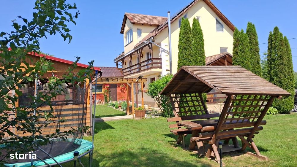 Casă spațioasă cu mansardă și facilități complete