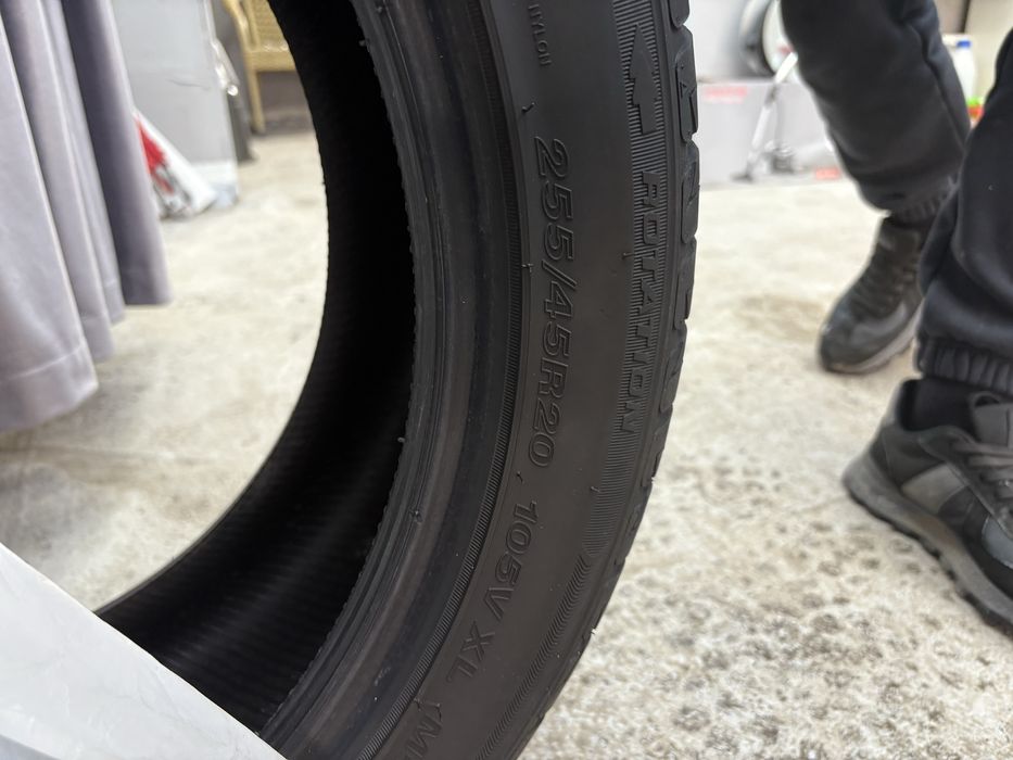 Продам комплект Шины R20