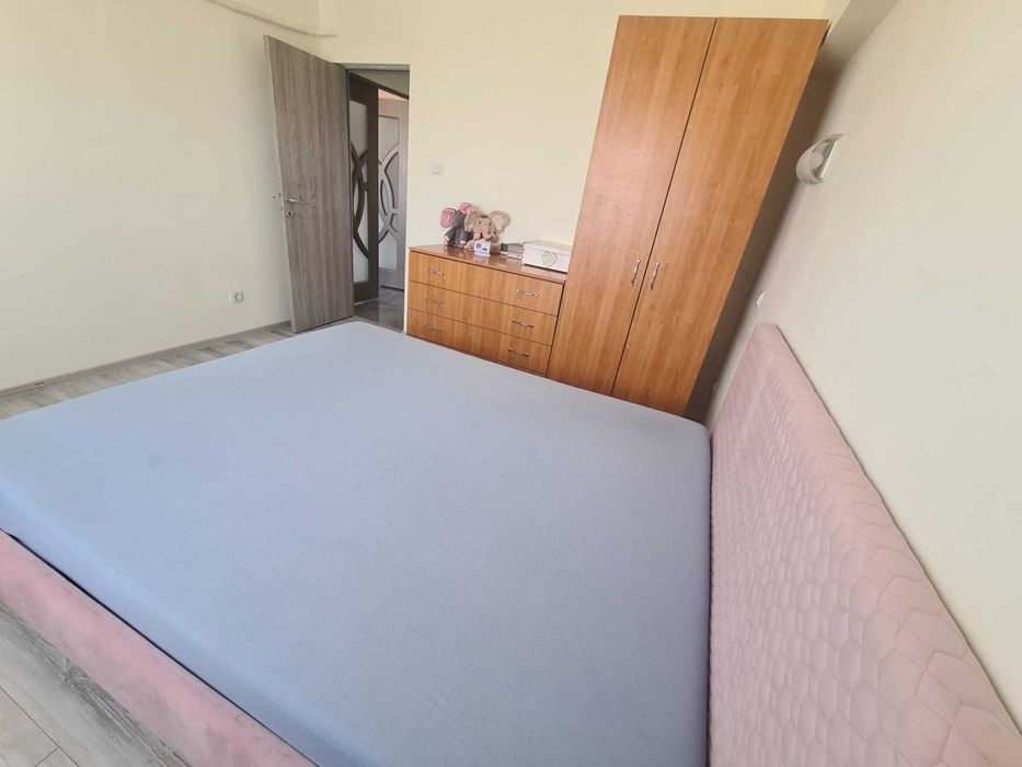 Vand partament 4 camere 125 mp decomandat, in Vaicu pe principala bl Z27, etaj 7/8, cu centrala proprie, fara comision