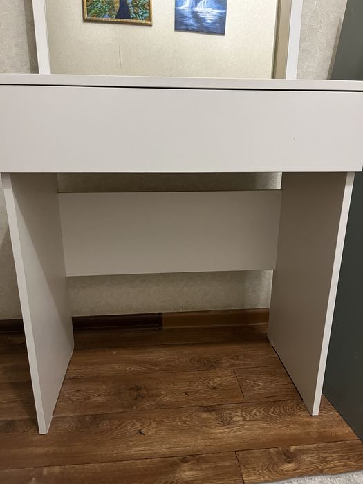 Туалетный столик с зеркалом