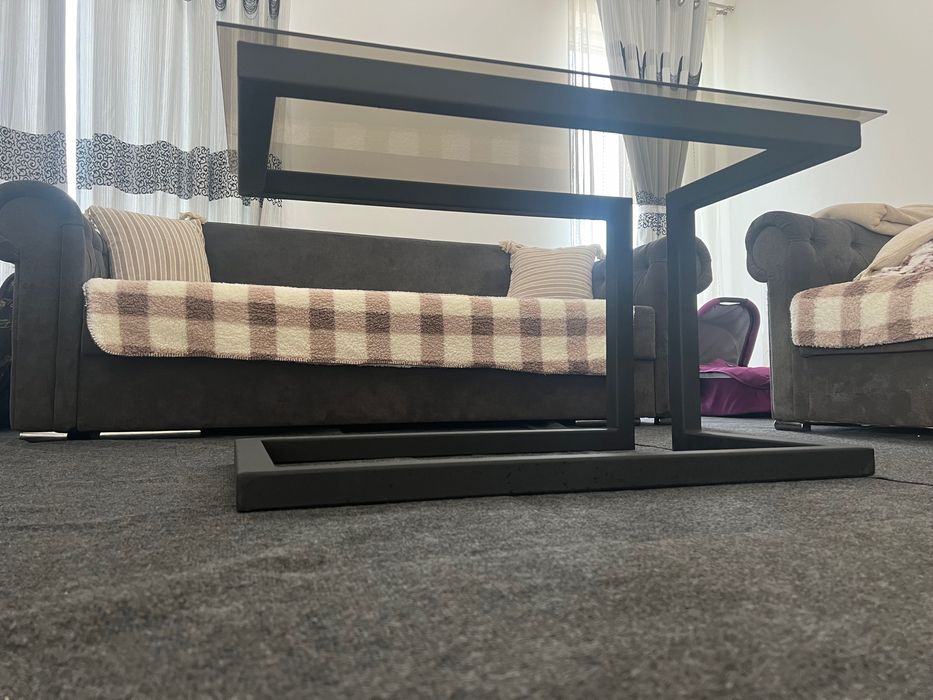 Vând mese metalice cu blat de sticlă